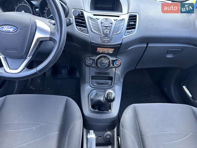 Хэтчбек Ford Fiesta 2016 в Киеве фото 5 Хэтчбек Ford Fiesta 2016 в Киеве