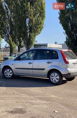 Хэтчбек Ford Fiesta 2006 в 