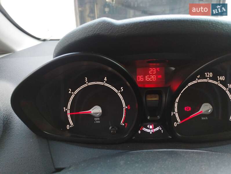 Хэтчбек Ford Fiesta 2011 в Краснограде