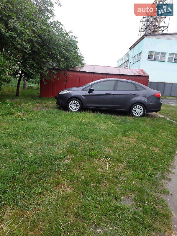 Седан Ford Fiesta 2012 в Глухове