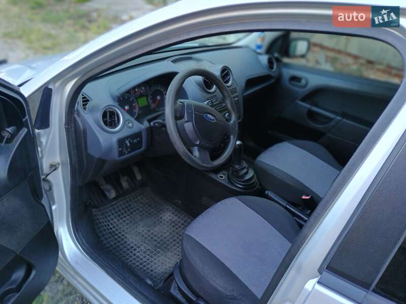 Хэтчбек Ford Fiesta 2008 в 