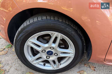 Хэтчбек Ford Fiesta 2016 в 