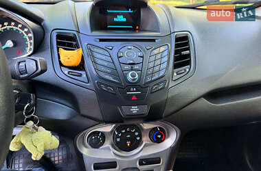 Хэтчбек Ford Fiesta 2016 в 