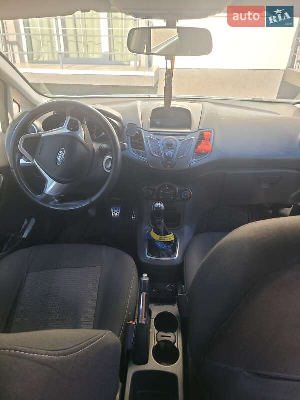 Хэтчбек Ford Fiesta 2013 в Петропавловской Борщаговке
