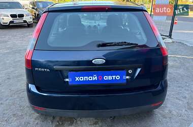 Хэтчбек Ford Fiesta 2004 в 
