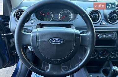 Хэтчбек Ford Fiesta 2004 в 