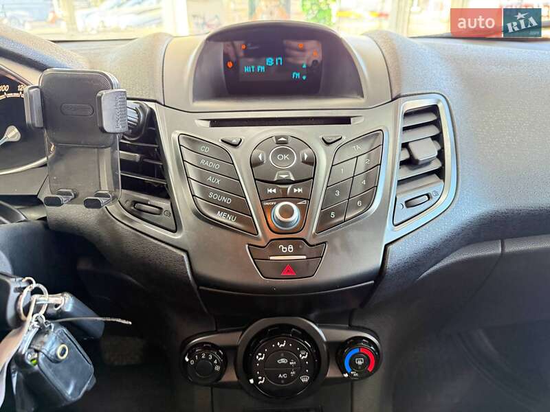 Хетчбек Ford Fiesta 2015 в Києві