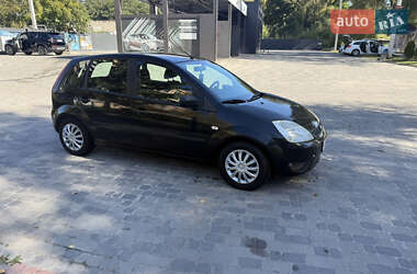 Хэтчбек Ford Fiesta 2005 в 