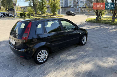 Хэтчбек Ford Fiesta 2005 в 