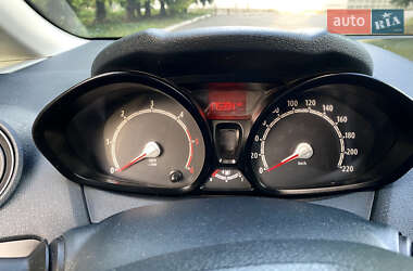 Хэтчбек Ford Fiesta 2012 в 