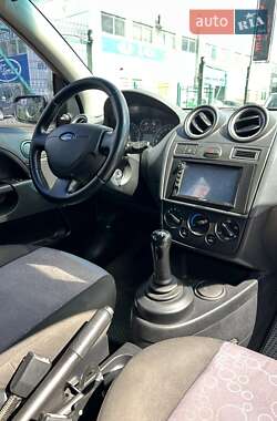 Хэтчбек Ford Fiesta 2006 в 
