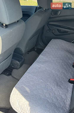 Хэтчбек Ford Fiesta 2012 в 