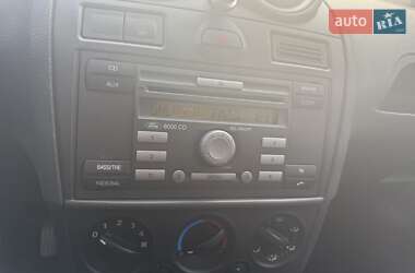 Хэтчбек Ford Fiesta 2006 в 