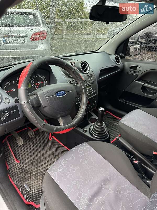 Хэтчбек Ford Fiesta 2006 в Смеле