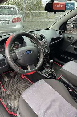 Хэтчбек Ford Fiesta 2006 в 