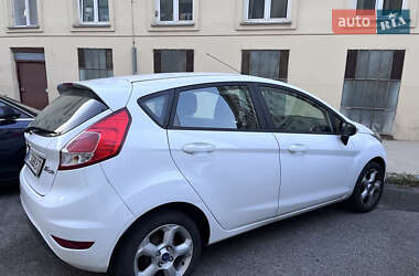 Хэтчбек Ford Fiesta 2016 в 