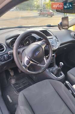 Хэтчбек Ford Fiesta 2015 в 