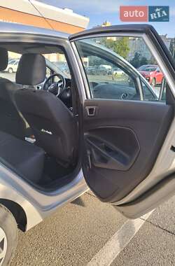 Хэтчбек Ford Fiesta 2015 в 