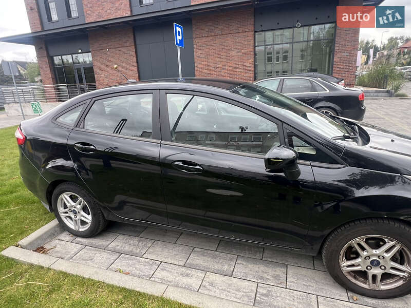 Седан Ford Fiesta 2017 в Львове