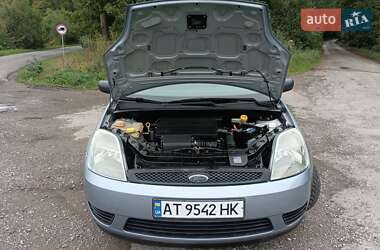 Хэтчбек Ford Fiesta 2005 в 