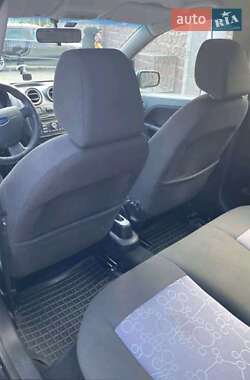 Хэтчбек Ford Fiesta 2006 в 
