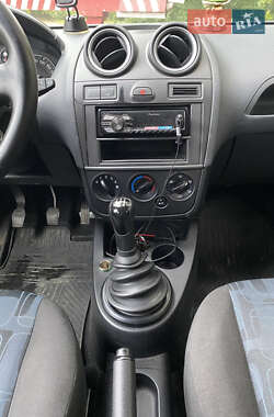 Хэтчбек Ford Fiesta 2007 в 
