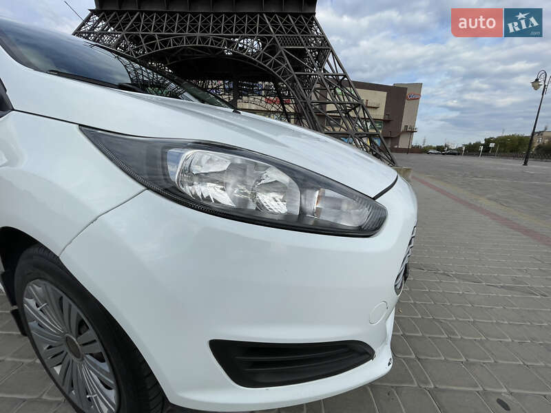 Хэтчбек Ford Fiesta 2016 в 