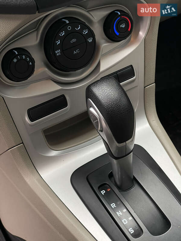 Седан Ford Fiesta 2016 в Киеве