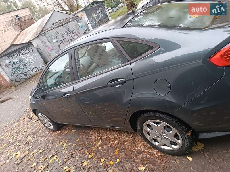 Седан Ford Fiesta 2010 в Киеве