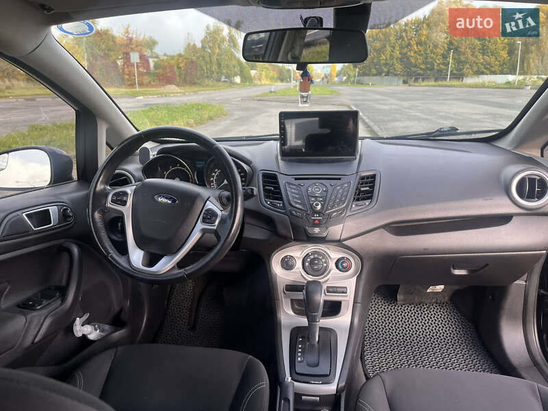 Хэтчбек Ford Fiesta 2015 в Львове