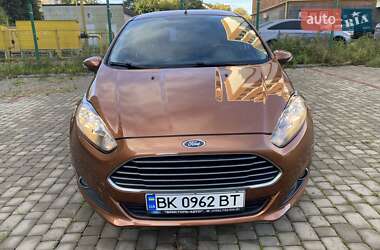 Хэтчбек Ford Fiesta 2015 в 