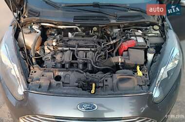 Хэтчбек Ford Fiesta 2016 в 