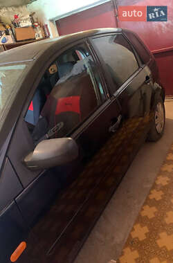 Хэтчбек Ford Fiesta 2002 в  фото 2 Хэтчбек Ford Fiesta 2002 в