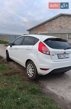 Хэтчбек Ford Fiesta 2015 в 