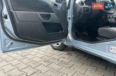 Хэтчбек Ford Fiesta 2005 в 