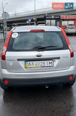 Хэтчбек Ford Fiesta 2006 в 