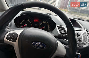 Хетчбек Ford Fiesta 2011 в  фото 4 Хетчбек Ford Fiesta 2011 в