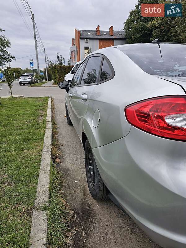 Седан Ford Fiesta 2012 в Чернівцях