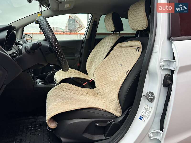 Хетчбек Ford Fiesta 2015 в Києві