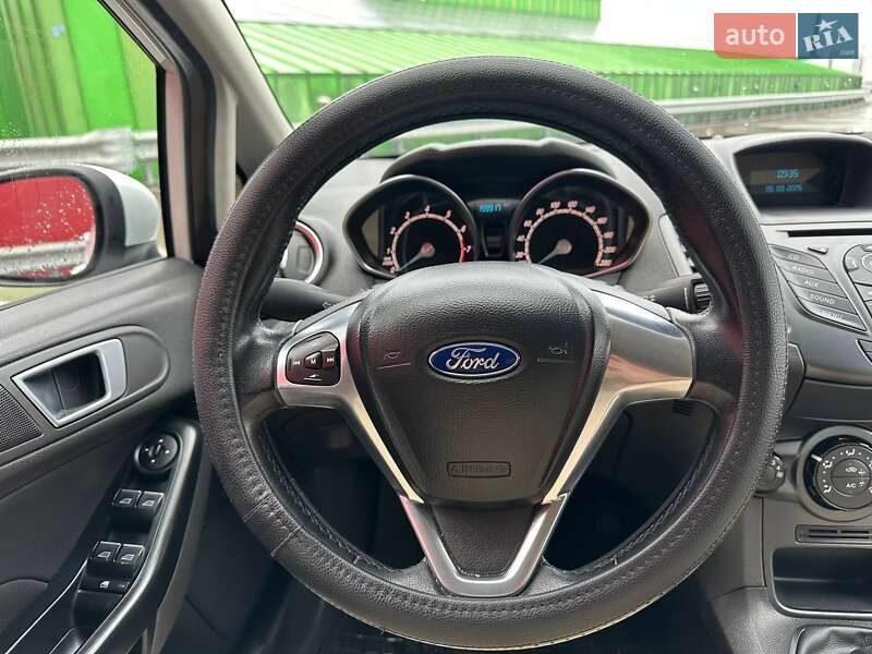 Хетчбек Ford Fiesta 2015 в Києві