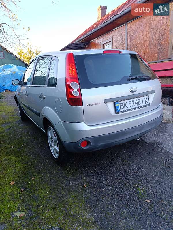 Хетчбек Ford Fiesta 2006 в Гощі