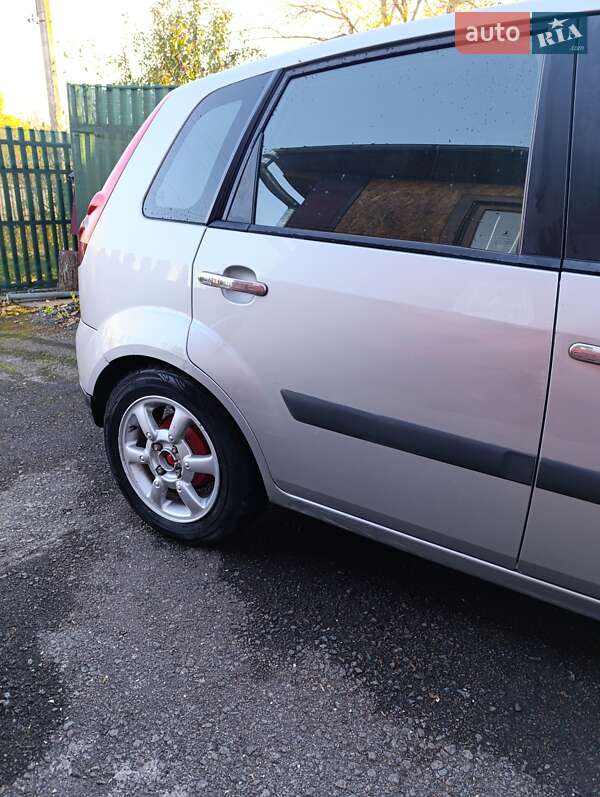 Хетчбек Ford Fiesta 2006 в Гощі