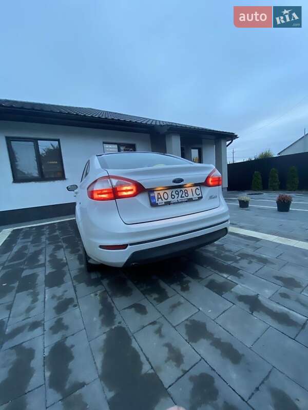 Седан Ford Fiesta 2018 в Ужгороді