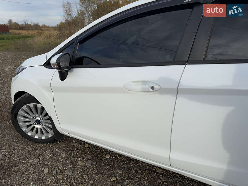 Хетчбек Ford Fiesta 2011 в Чернівцях