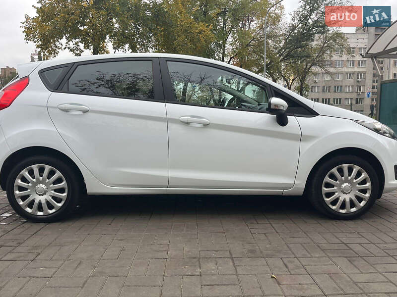 Хэтчбек Ford Fiesta 2016 в Киеве
