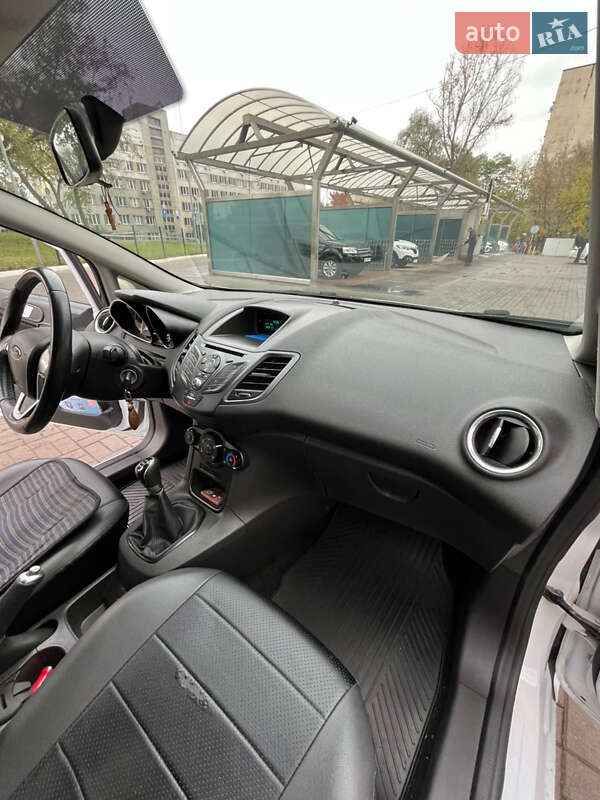 Хэтчбек Ford Fiesta 2016 в Киеве