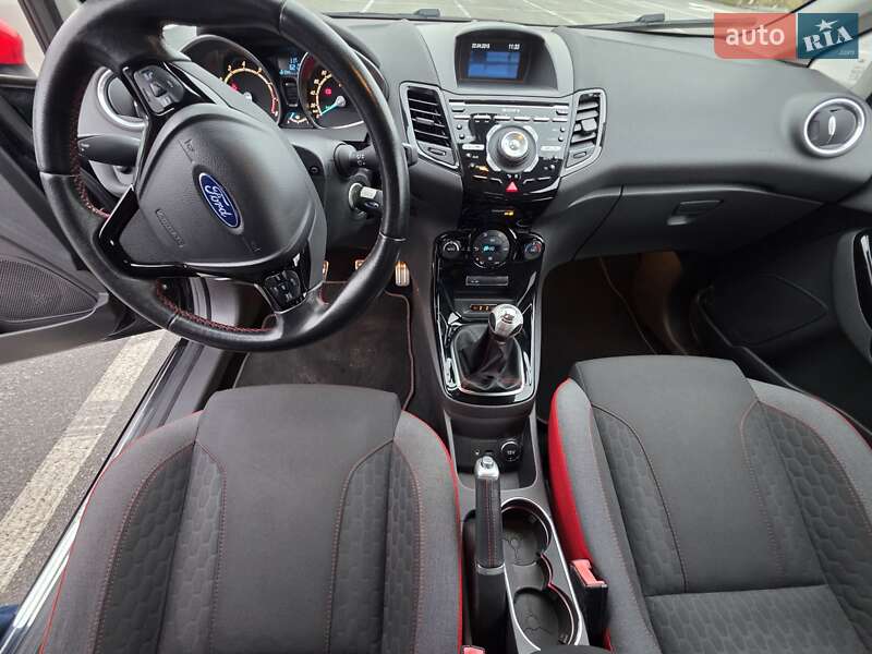 Хэтчбек Ford Fiesta 2015 в Ирпене