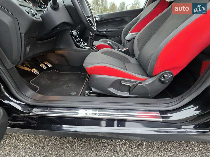 Хэтчбек Ford Fiesta 2015 в Ирпене