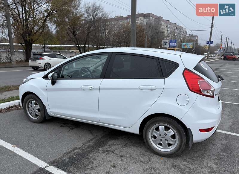 Хэтчбек Ford Fiesta 2015 в Днепре