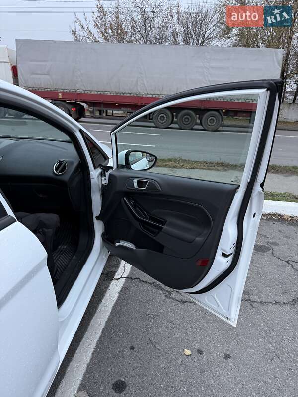 Хэтчбек Ford Fiesta 2015 в Днепре